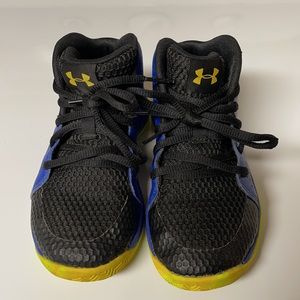Boys size 12.5 under armor tennis shoes